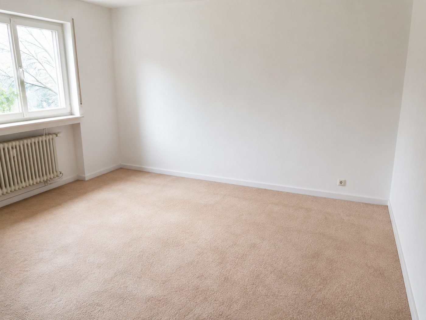 Leeres, besenrein übergebenes Zimmer nach der Entrümpelung